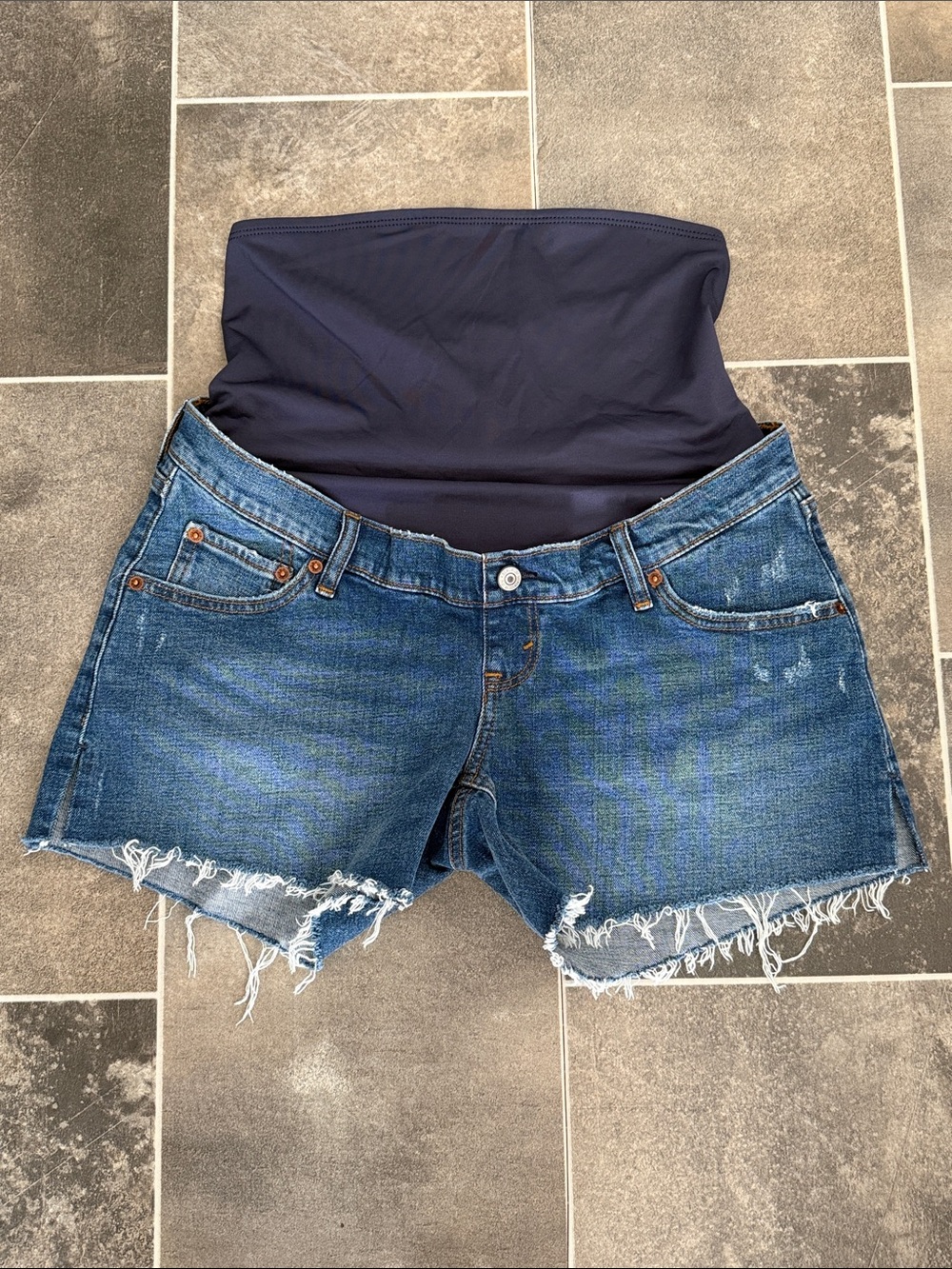 A&F “the 4” mom short” maternity